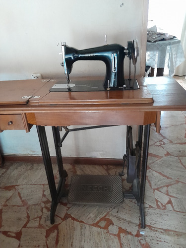 Maquina De Coser Antigua, Marca Necchi