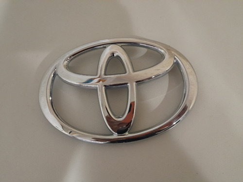 Emblema Parrilla Toyota Hilux - Fortuner. Original Foto 2