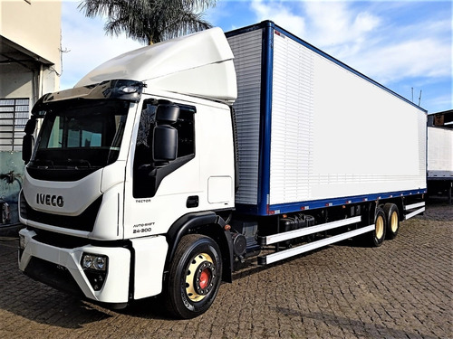 IVECO 24300 AUTOMÁTICO TRUCK BAÚ C/ PLAT. HIDRÁU TECTOR