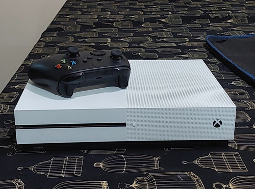 Xbox One S 1tb + 1 Mando