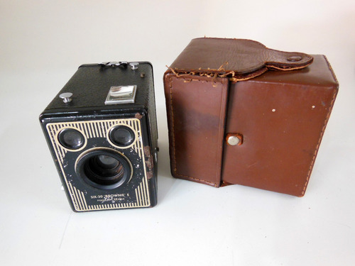 Antiga Câmera Fotográfica Kodak Six-20 Brownie'e