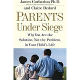  Parents Under Siege: Why You Are The Solution, Not The Problem In Your Child's Life  , De James Garbarino. Editorial Simon & Schuster, Tapa Blanda En Inglés