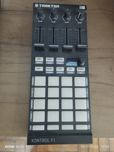 Controladora Native Instruments Traktor Kontrol F1 . 