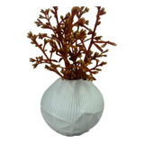 Vaso Branco De Cerâmica Trabalhado Com Planta Natural Seca