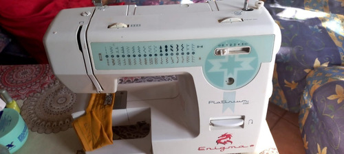 Máquina De Coser Enigma Platinium Portable Blanca 220v