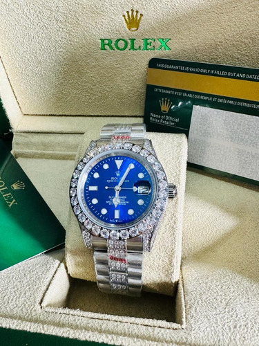 Reloj Rolex Con Diamantes Color Plata Fondo Azul