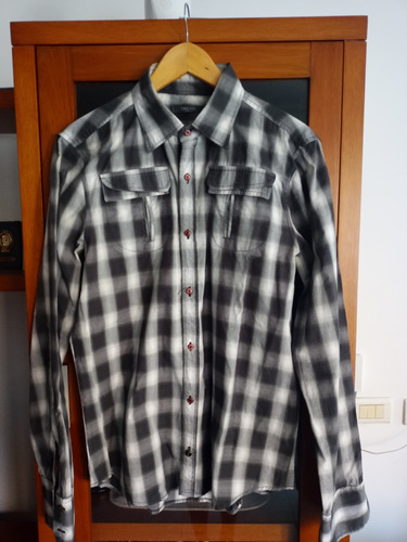 Camisa Tascani. Manga Larga. Talle L