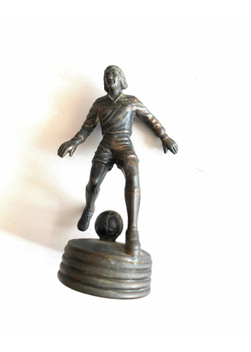 Antiguo Sacapunta Metálico Con Figura De Futbolista - Futbol