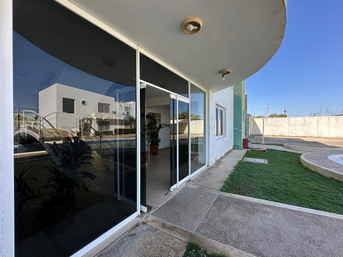 En Venta Hermoso Apartamento En Urbanismo Privado En Coro - Imagen 3