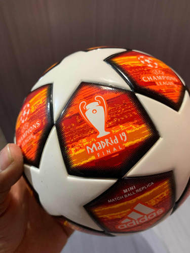 Mini Balón adidas Madrid 19