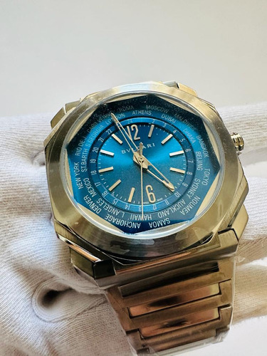 Bonito Reloj Bvlgari Plateado Fondo Azul 