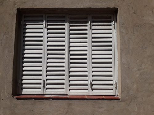 Ventana De Madera Con Celosias De Hierro 1.30x1.10