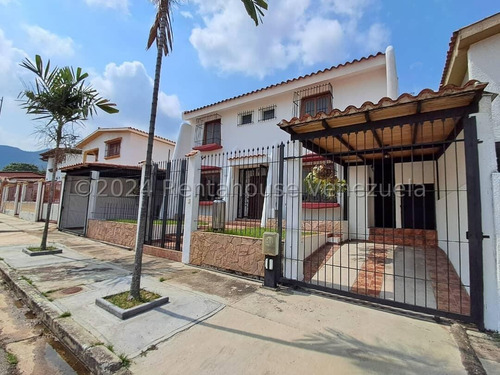 Jip 24-26168. Rent-a-house Vende Hermosa Casa De 2 Niveles De 392 Mts2, 4 Hab, 4 Salas De Baños, Hermosas Áreas Verdes, Family Room, Chimenea. Urb. El Trigal Norte, Valencia. - Imagen 2