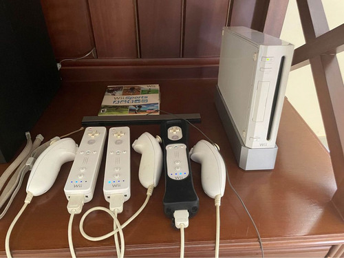 Nintendo Wii Completo + 3 Controles Com Nunchuck + Wii Sports