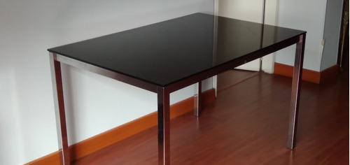 Mesa Rectangular En Vidrio Templado Su Base En Metal Cromado