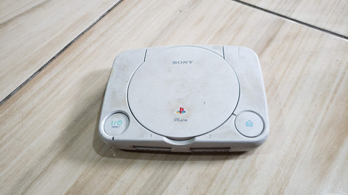 Playstation 1 Psone Só O Aparelho. Não Leu Os Jogos E Cor Meio Estranha E Power Ta Direto. Tá Com Defeito.  076. B29