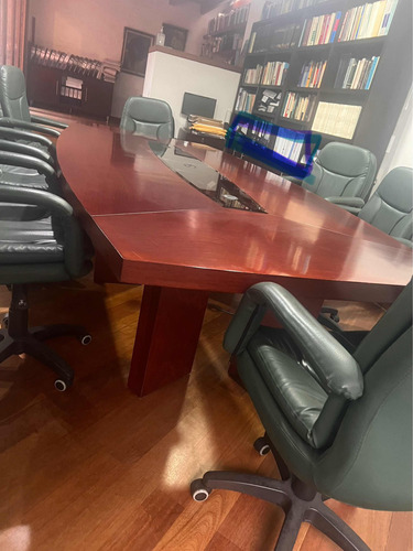 Mesa En Madera Para Reuniones Con Sillas En Cuero