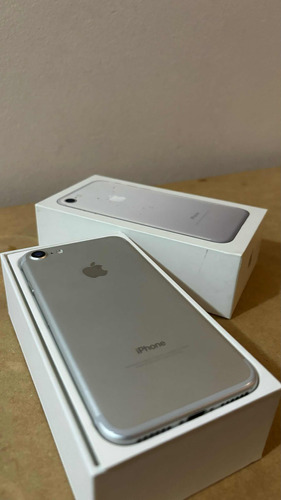 Celular iPhone 7 Gris 32 Gb