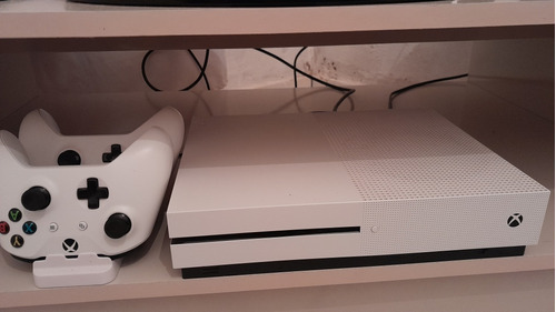 Xbox One S 1 Tb Semi Novo 1 Controles E 9 Jogos Na Memória .