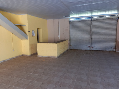 Três Galpões À Beira Da Rodovia
