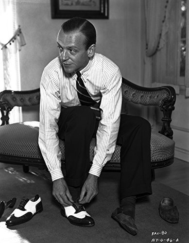 Fred Astaire Sentado En El Sofa Mientras Usa Un Zapato De I