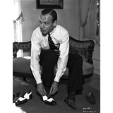 Fred Astaire Sentado En El Sofa Mientras Usa Un Zapato De I