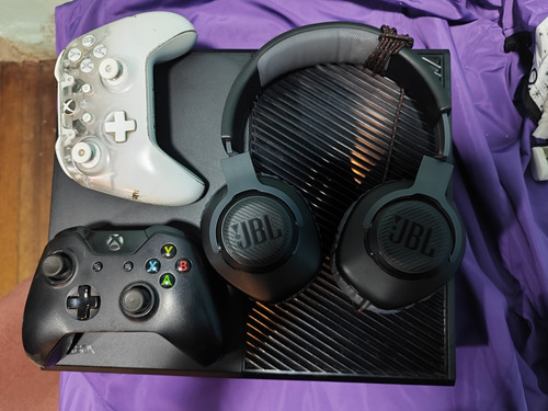 Xbox One Con 2 Controles Y Diadema 