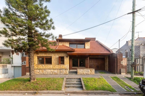 Casa En Venta Oportunidad En Ciudad Jardin, Palomar, 3 Dormitorios, 3 Baños, Amplio Parque, Apto Credito, Toma Permuta Propiedad En Barrio Cerrado