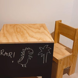 Mesa Pizarra Con Una Silla Para Niños