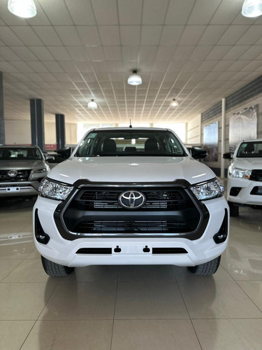 Toyota Hilux 2023 2.8 Cd Sr 177cv 4x4 - Nuevo Precio
