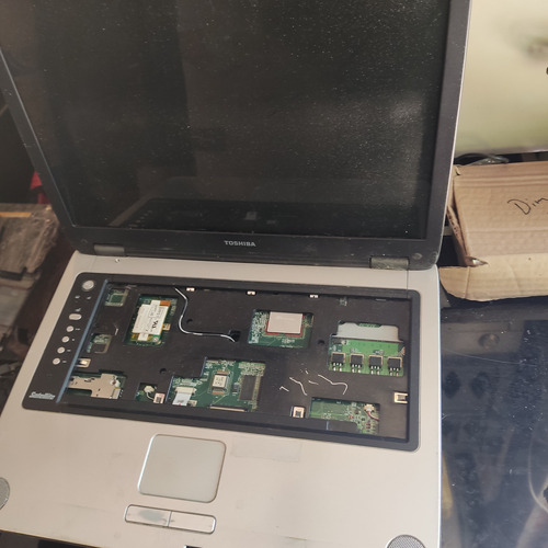 Laptop Toshiba Satélite A75-s231 Se Vende Por Partes Pregunt