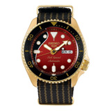 Reloj Seiko 5 Srph80 K1 Brian May Ed. Limitada Automático Color De La Malla Nato Color Del Bisel Negro Color Del Fondo Rojo Y Negro