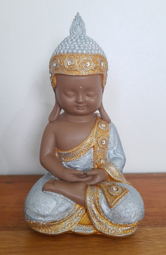 Estátua De Buda Baby - Meditando - Roupa Prateada E Dourada