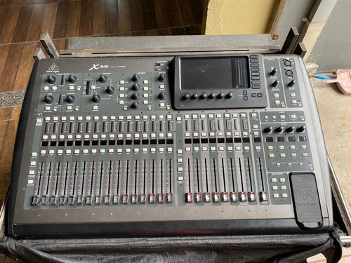 Behringer X32 Full Com Case Usada 