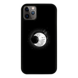 Funda Uso Rudo Tpu Para iPhone Luna Fondo Negro Audifonos