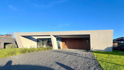 Casa En Venta En Viñedos De La Tahona 3 Dormitorios Y Servicio