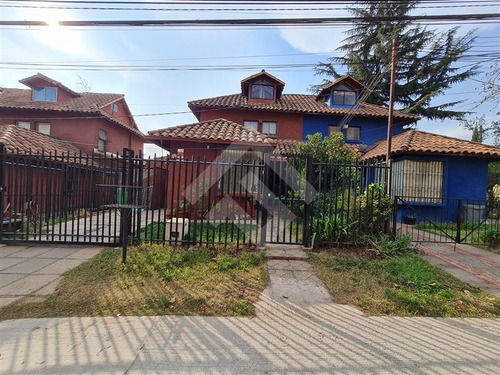 Casa En Venta De 4 Dorm. En Peñalolén