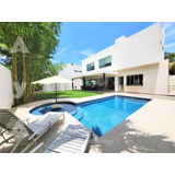 Casa En  Venta,  4 Recámaras, Estudio, Tv, Piscina, Residencial Villa Magna, Cancún.