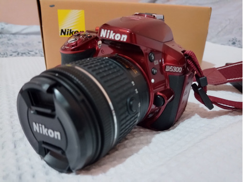 Nikon D5300 + Lente 18-55mm Color Bordó 
