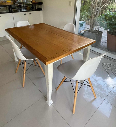 Mesa De Comedor De Pinotea Y Patas Pintadas De Blanco.