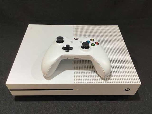 Xbox One S.
