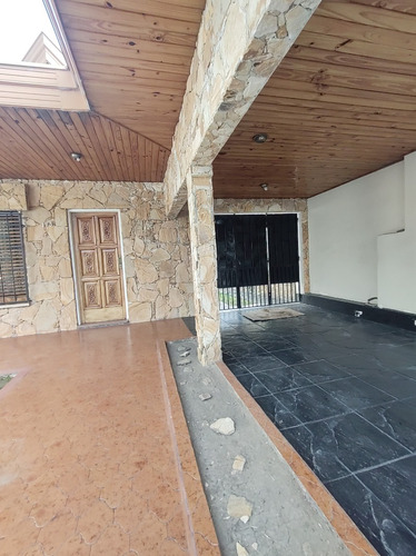 Casa En Venta 4 Ambientes Garage Quincho Temperley Permuta - Imagen 3