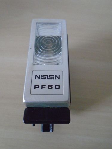 B. Passado - Flash Eletrônico Universal Nisisin Pf 60