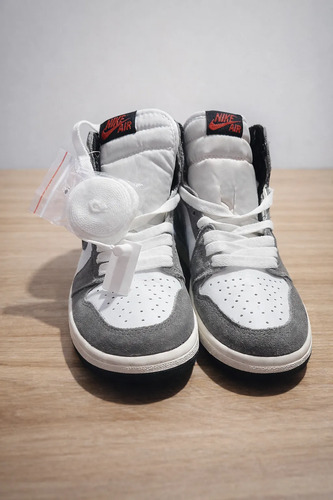 Tenis Nike Air Jordan 1 High Bota Gris Con Blanco De Gamuza Para Hombre