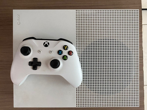 Console Xbox One S Microsoft 1tb + 1 Controle Sem Fio ( Com Fio Para Carregar )