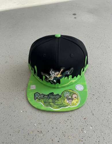 Gorra Plana Original Rick And Morty Placa Metalica Acid Vat