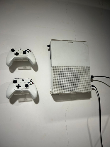 Consola Xbox One S 365gb + 2 Controles + Soporte De Pared