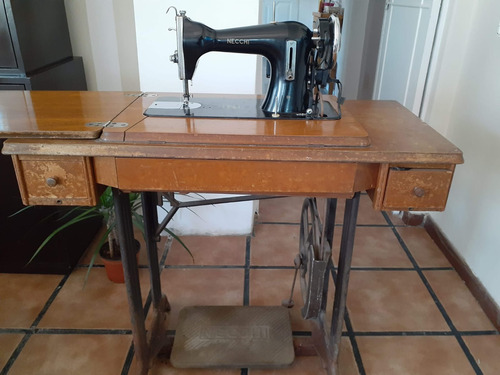 Máquina De Coser Necchi Modelo Vintage Con Mueble De Cedro 