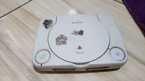 Playstation 1 Psone Só O Aparelho Sem Nada. Power Direto, Tampa Solta E Não Leu Os Jogos. 252. A9