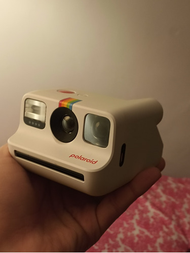 Cámara Instantánea Polaroid Go + 16 Color Go Film
